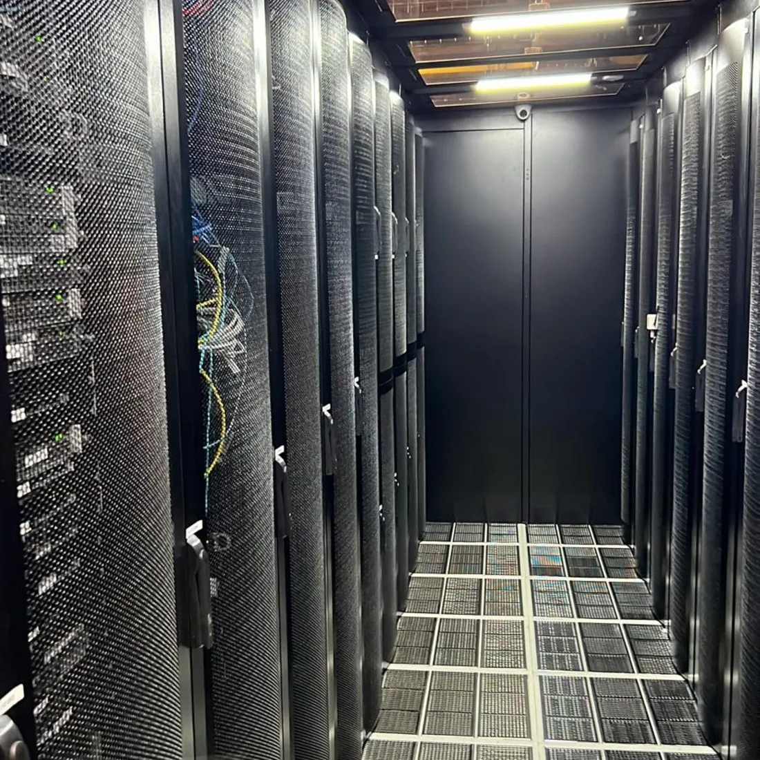 Corredor entre os racks do ambiente operado pela OPEN