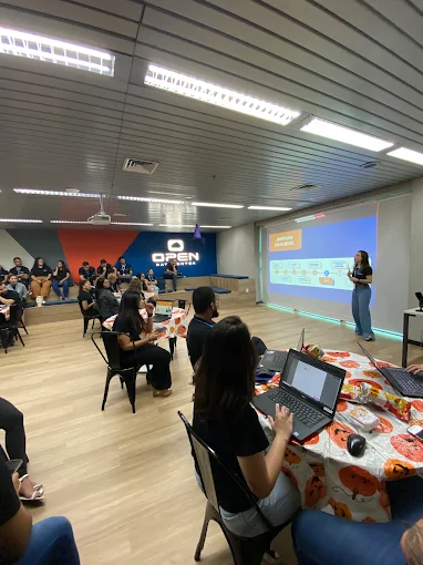Apresentação para o time da OPEN Datacenter no espaço de convivência do escritório