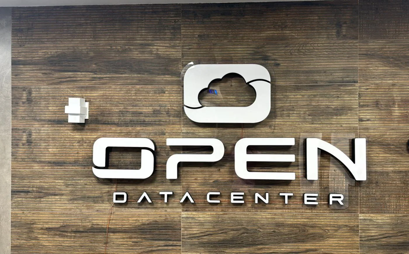 Letreiro OPEN Datacenter na recepção da sede
